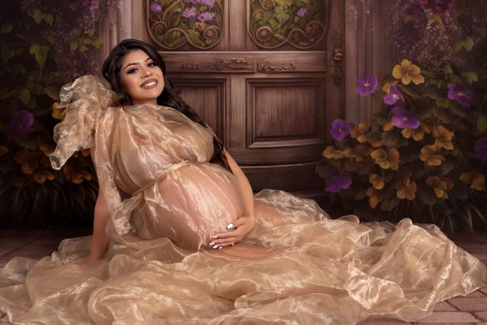 Elegant maternity portrait session